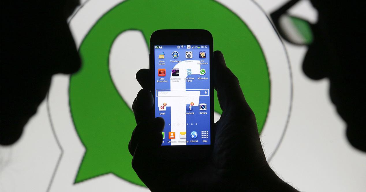 Logotipo de WhatsApp de fondo y pantalla de smartphon