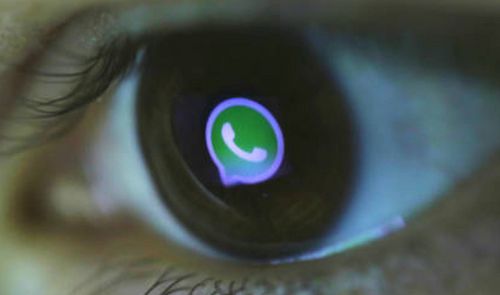 Persona mirando el logo de WhatsApp