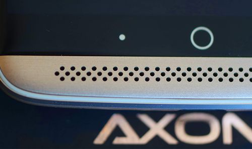 Altavoz de un smartphone ZTE Axon