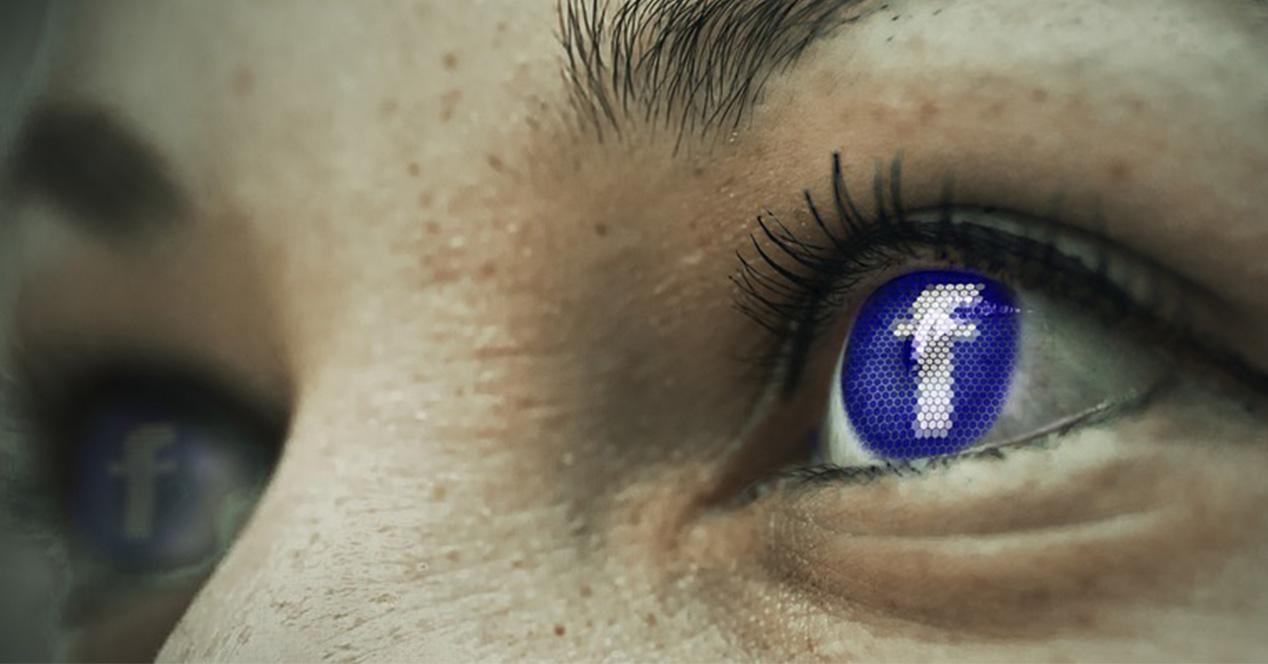 Icono de Facebook reflejado en un ojo humano