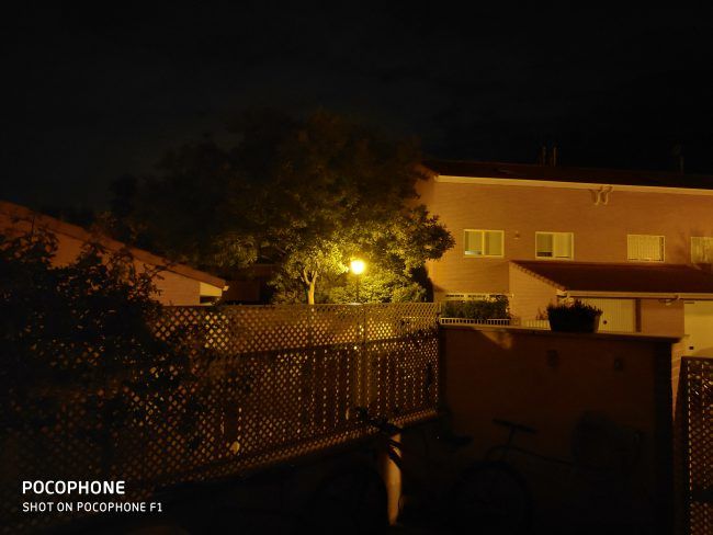 Foto noche Pocophone F1