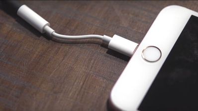 Adaptador Lightning a 3,5 mm conectado en iPhone