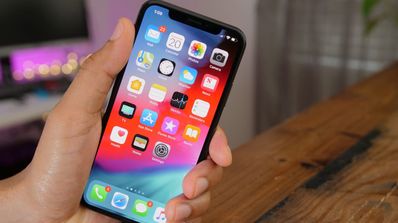 iPhone en mano