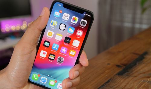 iPhone en mano
