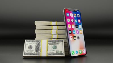 iPhone X junto a billetes de dolar