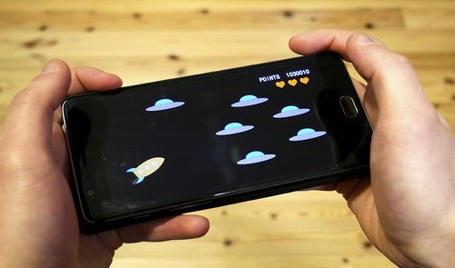 Telefono con jugeos