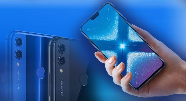 Honor 8x azul en la mano de una persoa