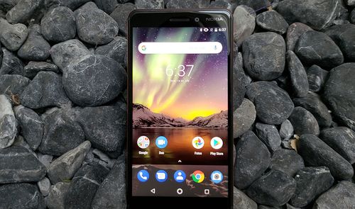 Teléfono Nokia 6.1 con fondo piedras