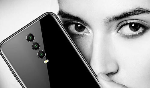 Smartphone con triple cámara trasera