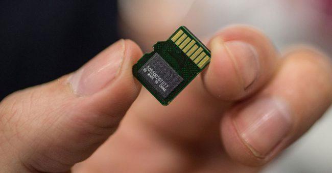 Tarjeta microSD en mano
