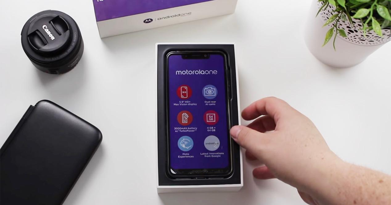 Vídeo con el unboxing del Motorola One