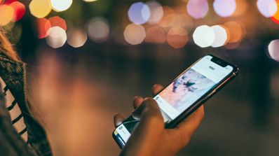 Pantalla del iPhone X iluminada