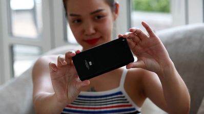mujer con telefono xiaomi