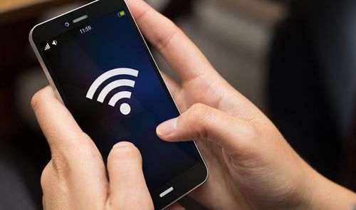 Ilustración de un smartphone con el icono de conexión WiFi