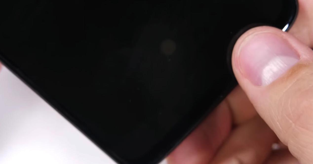 Colocacion en pantalla del sensor de huellas óptico del OnePlus 6T