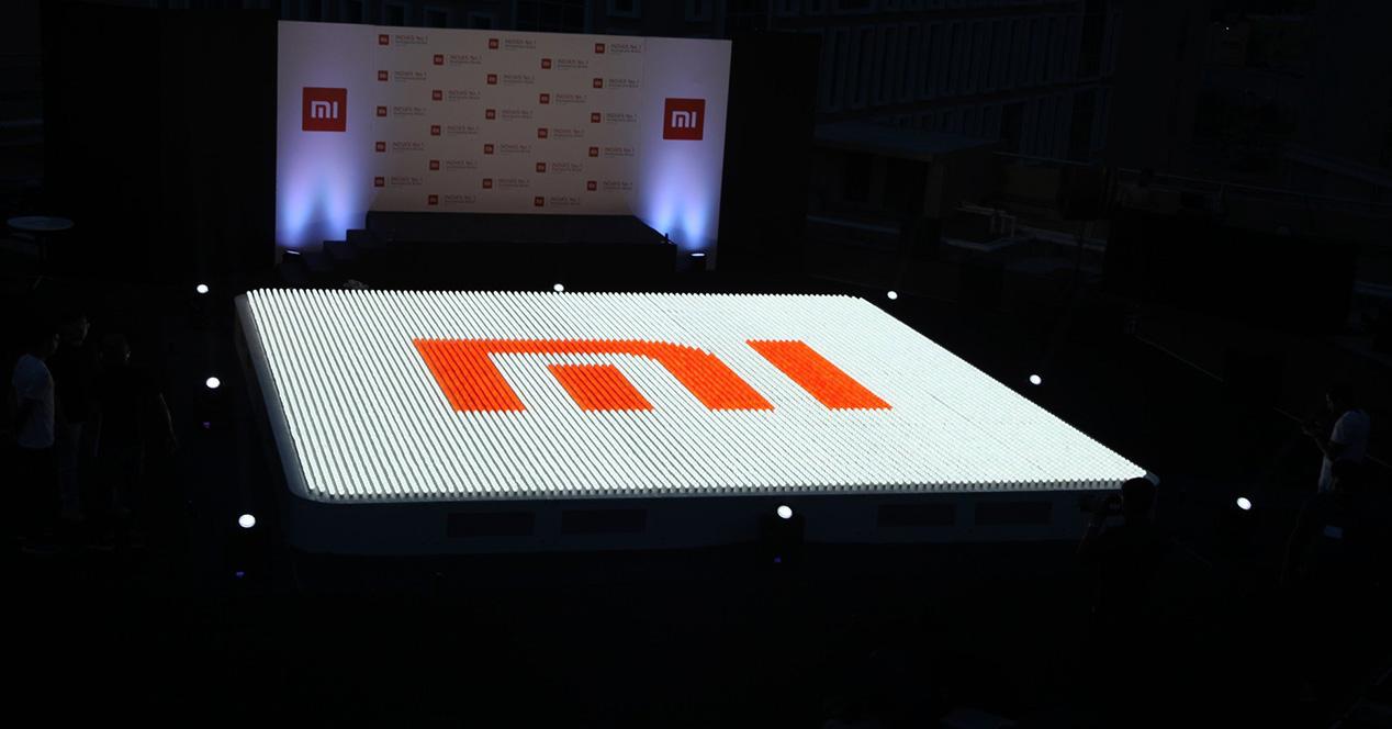 Logotipo de Xiaomi iluminado en un escenario