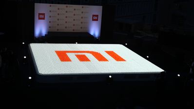 Logotipo de Xiaomi iluminado en un escenario