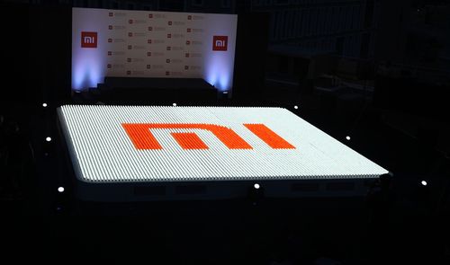 Logotipo de Xiaomi iluminado en un escenario