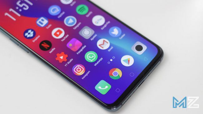 Panel inferior Pantalla Este terminal sigue los pasos que muchos fabricantes han elegido: componentes de grandes dimensiones que mantienen la resolución Full HD para controlar el consumo. De aquí no se sale ni un ápice el Oppo RX17 Pro, y con bastante acierto todo hay que decirlo. El panel es tipo AMOLED de 6,4 pulgadas con un ratio de 19.5:9. Hablamos de una densidad de píxeles que asciende a los 402 ppp y, por ello, cuando revisamos la definición que ofrece esta nos ha parecido bastante buena. Algunas opciones que es posible controlar por software en el Oppo RX17 Pro es la temperatura del color, que es una buena posibilidad ya que la pantalla tiende un poco a mostrar colores cálidos por defecto. Aparte, hay que indicar que es posible ver el reloj con la pantalla en reposo, lo que siempre es útil y saca provecho por el uso de un panel AMOLED. El caso, es que se aprovecha bien por parte de la firma lo que ofrece su pantalla. El brillo es bastante potente, con momentos en los que se superan los 400 nits sin grandes dificultades, y con una gestión automática que es de lo más eficiente. La saturación nos ha gustado mucho, ya que está bien controlada para ser un panel tipo AMOLED, y los ángulos de visión son correctos, pero no destaca tanto como en los anteriores apartados. Si la respuesta táctil es algo que te preocupa, esta es perfecta en el Oppo RX17 Pro y no da problemas combinada con la protección Gorilla Glass 6, que es la mejor opción en la actualidad, El notch gota de agua está bien integrado y no es de los que resta mucho espacio de pantalla, los marcos son muy reducidos, por lo que su aspecto es de lo más llamativo y el conjunto es redondo. En definitiva, el Oppo RX17 Pro incluye una buena pantalla que sin ser la más “top” del mercado, sí que es muy buena y hace que el teléfono aquí sea destacable y no desentone como uno de los que permite una buena calidad de imagen incluso al consumir contenidos multimedia.