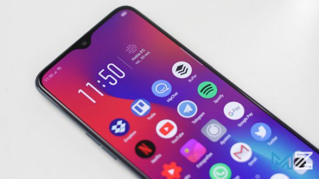 Panel superior en el Pantalla Este terminal sigue los pasos que muchos fabricantes han elegido: componentes de grandes dimensiones que mantienen la resolución Full HD para controlar el consumo. De aquí no se sale ni un ápice el Oppo RX17 Pro, y con bastante acierto todo hay que decirlo. El panel es tipo AMOLED de 6,4 pulgadas con un ratio de 19.5:9. Hablamos de una densidad de píxeles que asciende a los 402 ppp y, por ello, cuando revisamos la definición que ofrece esta nos ha parecido bastante buena. Algunas opciones que es posible controlar por software en el Oppo RX17 Pro es la temperatura del color, que es una buena posibilidad ya que la pantalla tiende un poco a mostrar colores cálidos por defecto. Aparte, hay que indicar que es posible ver el reloj con la pantalla en reposo, lo que siempre es útil y saca provecho por el uso de un panel AMOLED. El caso, es que se aprovecha bien por parte de la firma lo que ofrece su pantalla. El brillo es bastante potente, con momentos en los que se superan los 400 nits sin grandes dificultades, y con una gestión automática que es de lo más eficiente. La saturación nos ha gustado mucho, ya que está bien controlada para ser un panel tipo AMOLED, y los ángulos de visión son correctos, pero no destaca tanto como en los anteriores apartados. Si la respuesta táctil es algo que te preocupa, esta es perfecta en el Oppo RX17 Pro y no da problemas combinada con la protección Gorilla Glass 6, que es la mejor opción en la actualidad, El notch gota de agua está bien integrado y no es de los que resta mucho espacio de pantalla, los marcos son muy reducidos, por lo que su aspecto es de lo más llamativo y el conjunto es redondo. En definitiva, el Oppo RX17 Pro incluye una buena pantalla que sin ser la más “top” del mercado, sí que es muy buena y hace que el teléfono aquí sea destacable y no desentone como uno de los que permite una buena calidad de imagen incluso al consumir contenidos multimedia.