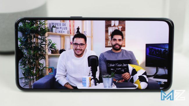 Calidad pantalla del Pantalla Este terminal sigue los pasos que muchos fabricantes han elegido: componentes de grandes dimensiones que mantienen la resolución Full HD para controlar el consumo. De aquí no se sale ni un ápice el Oppo RX17 Pro, y con bastante acierto todo hay que decirlo. El panel es tipo AMOLED de 6,4 pulgadas con un ratio de 19.5:9. Hablamos de una densidad de píxeles que asciende a los 402 ppp y, por ello, cuando revisamos la definición que ofrece esta nos ha parecido bastante buena. Algunas opciones que es posible controlar por software en el Oppo RX17 Pro es la temperatura del color, que es una buena posibilidad ya que la pantalla tiende un poco a mostrar colores cálidos por defecto. Aparte, hay que indicar que es posible ver el reloj con la pantalla en reposo, lo que siempre es útil y saca provecho por el uso de un panel AMOLED. El caso, es que se aprovecha bien por parte de la firma lo que ofrece su pantalla. El brillo es bastante potente, con momentos en los que se superan los 400 nits sin grandes dificultades, y con una gestión automática que es de lo más eficiente. La saturación nos ha gustado mucho, ya que está bien controlada para ser un panel tipo AMOLED, y los ángulos de visión son correctos, pero no destaca tanto como en los anteriores apartados. Si la respuesta táctil es algo que te preocupa, esta es perfecta en el Oppo RX17 Pro y no da problemas combinada con la protección Gorilla Glass 6, que es la mejor opción en la actualidad, El notch gota de agua está bien integrado y no es de los que resta mucho espacio de pantalla, los marcos son muy reducidos, por lo que su aspecto es de lo más llamativo y el conjunto es redondo. En definitiva, el Oppo RX17 Pro incluye una buena pantalla que sin ser la más “top” del mercado, sí que es muy buena y hace que el teléfono aquí sea destacable y no desentone como uno de los que permite una buena calidad de imagen incluso al consumir contenidos multimedia.