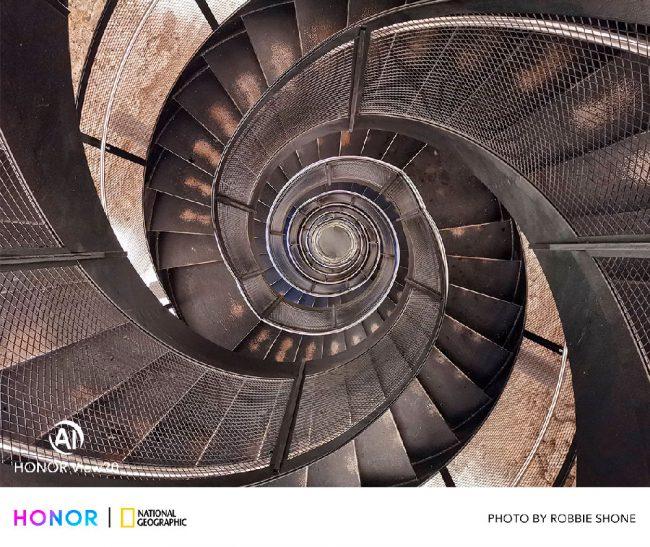 Foto de escalera circular hecha con la cámara del Honor View20