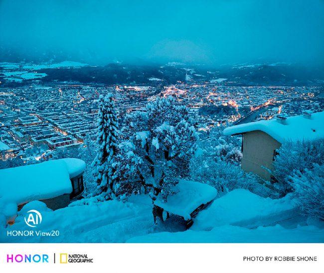 Foto de nieve por la noche hecha con la cámara del Honor View20