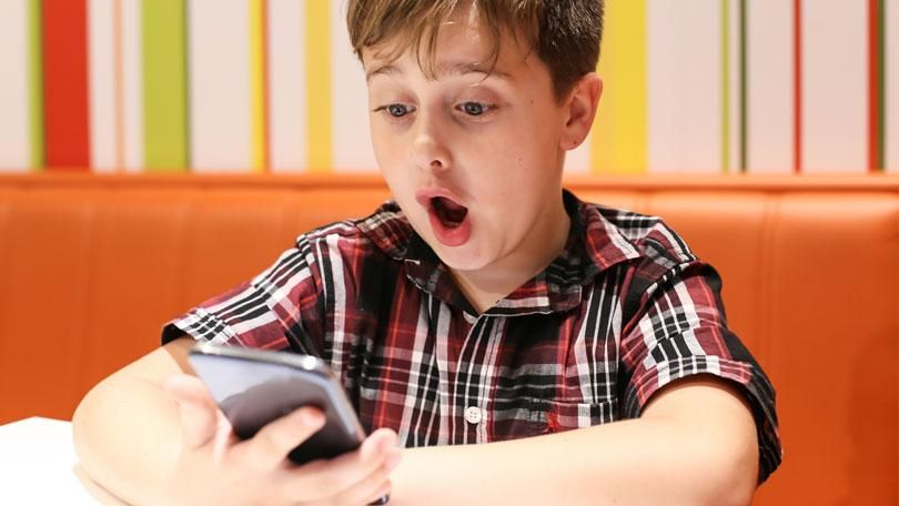 niño sorprendido movil