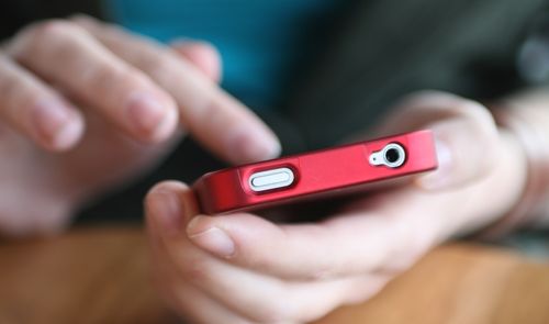 iPhone en mano