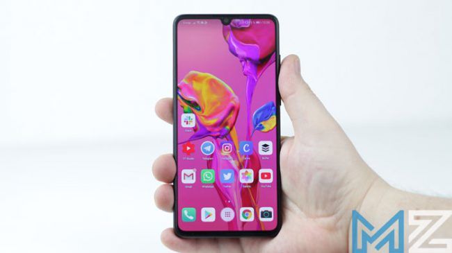 Huawei P30 en mano