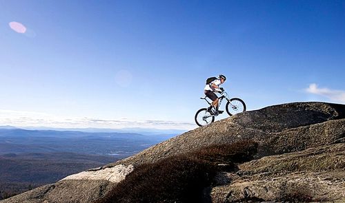 Ciclismo montaña con fondo cielo