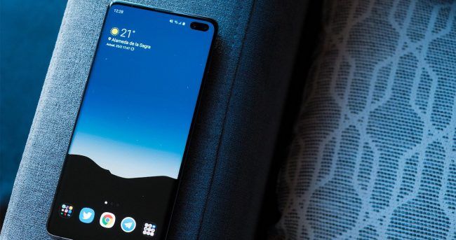 Samsung Galaxy S10 Plus fondo azul