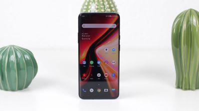 Teléfono OnePlus 7 Pro con fondo blanco