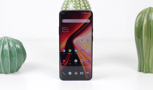 Teléfono OnePlus 7 Pro con fondo blanco