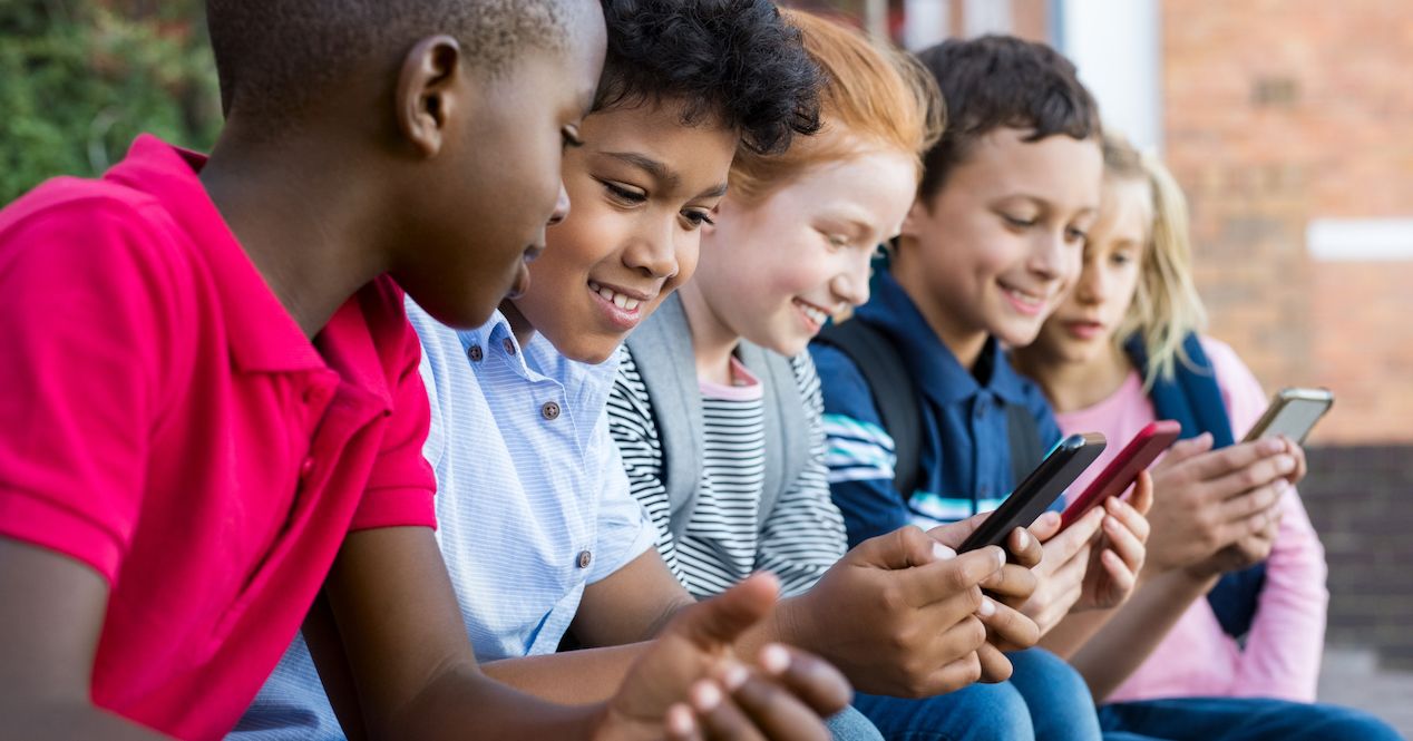niños usando el móvil