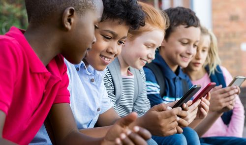 niños usando el móvil