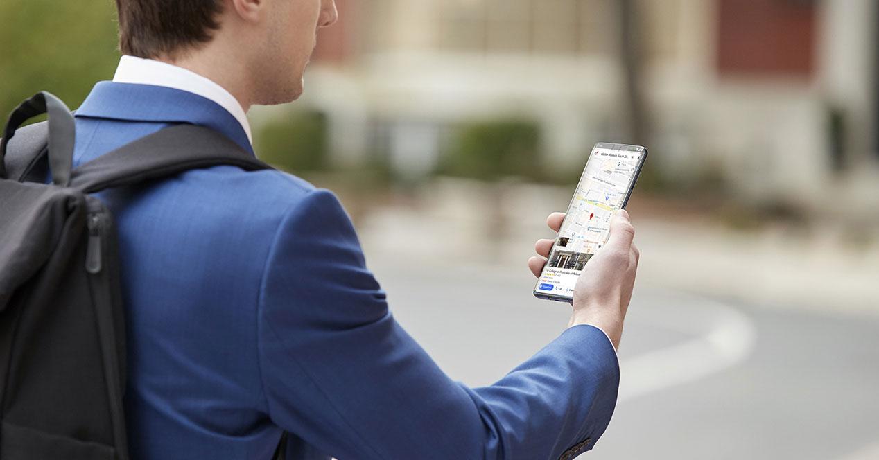 Uso del teléfono OnePlus 7 Pro en la calle