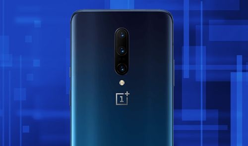 OnePlus 7 Pro sobre fondo azul