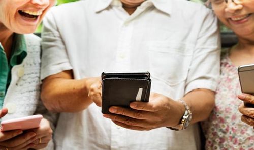 Personas mayores usando el teléfono móvil