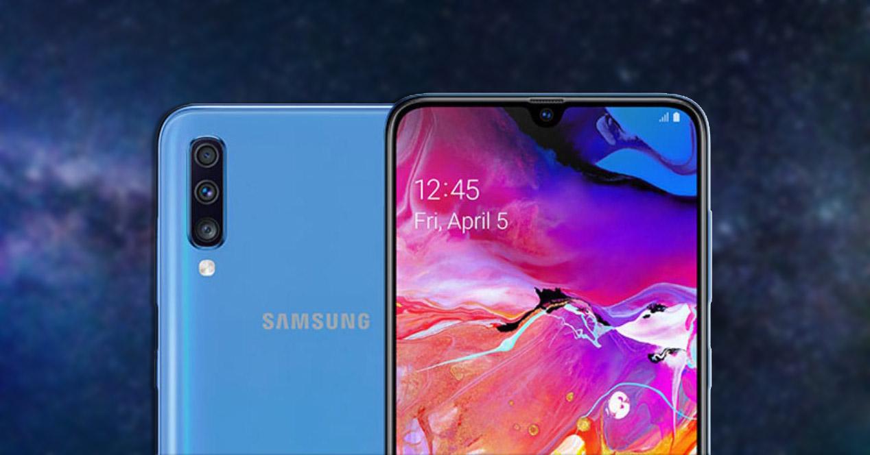 Frontal y trasera del Samsung Galaxy A70 sobre fondo azul