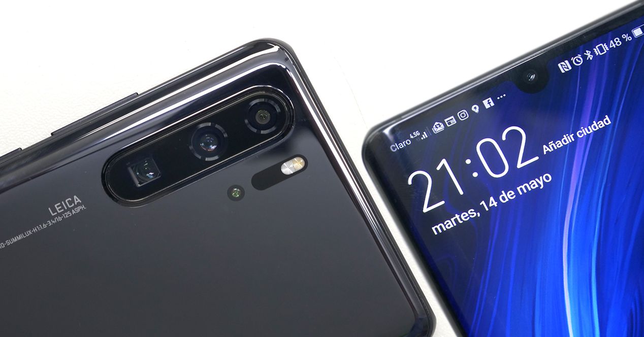 Parte trasera y frontal del Huawei P30 Pro vistas de cerca