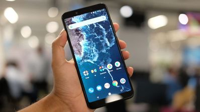 Mano sujetando un Xiaomi Mi A2