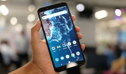 Mano sujetando un Xiaomi Mi A2
