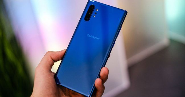 note 10 azul en mano