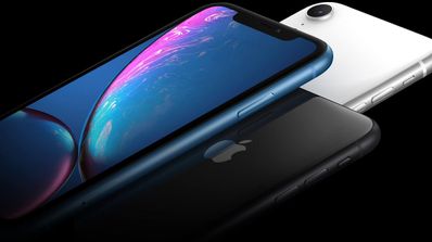 iPhone XR sobre fondo negro