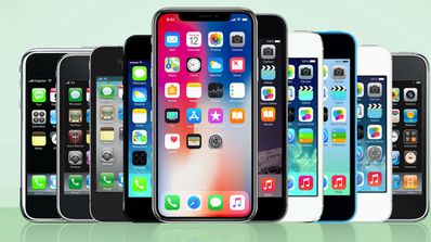 Distintos modelos de iPhone sobre fondo verde