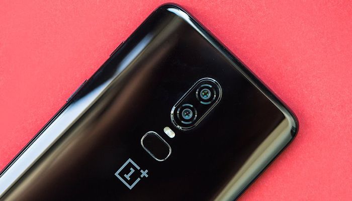 Parte traserad del OnePlus 6 mostrando su doble cámara y el lector de huellas