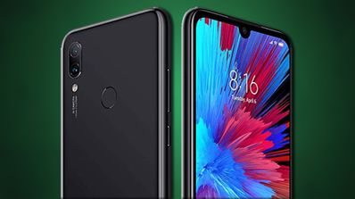 Redmi note 7 sobre fondo verde