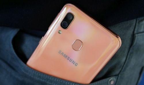 Galaxy 40 en un bolsillo de pantalón