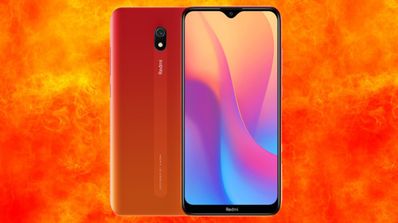 Xiaomi Redmi 8A sobre fondo naranja